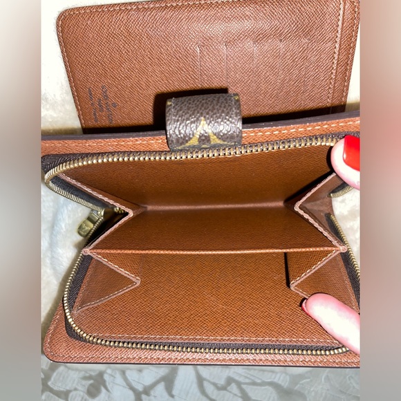 Monogram canvas Louis Vuitton wallet - Picture 6 of 16